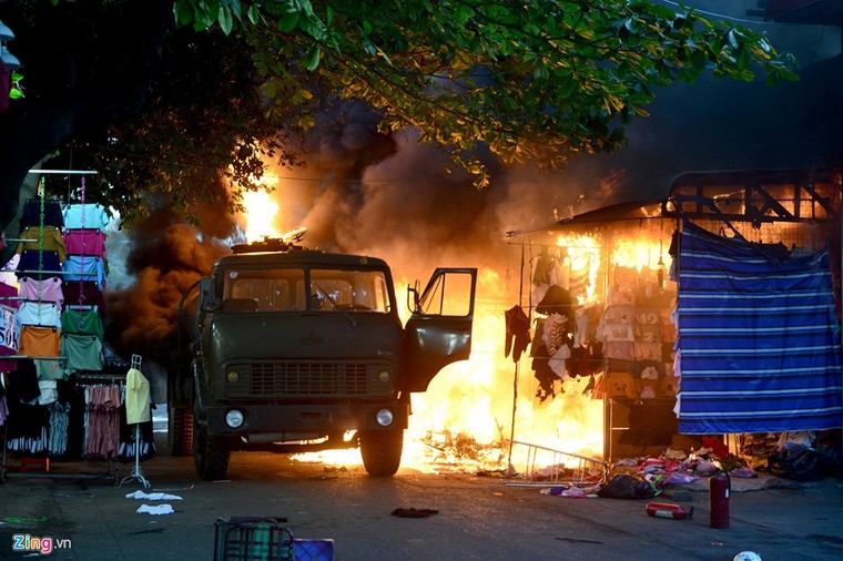 Hiện trường vụ cháy cây xăng ở Sài Gòn ảnh 2