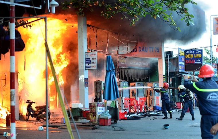 Hiện trường vụ cháy cây xăng ở Sài Gòn ảnh 5