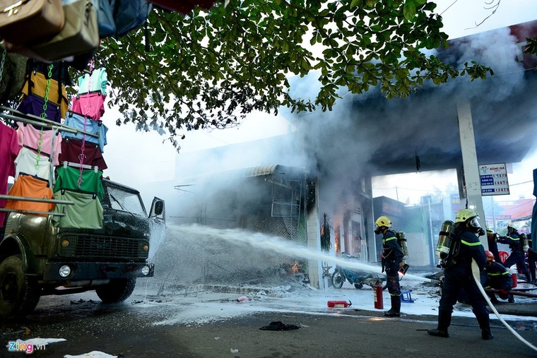 Hiện trường vụ cháy cây xăng ở Sài Gòn ảnh 6