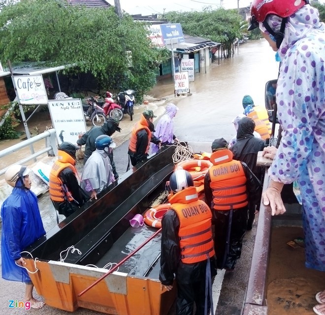 Hy hữu sản phụ sinh con giữa nước lũ khi ghe bị lật ảnh 1