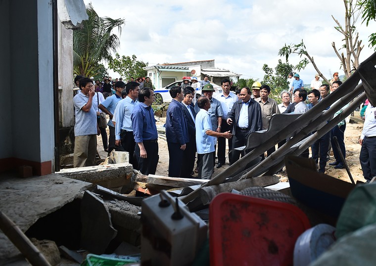 Thủ tướng Nguyễn Xuân Phúc thị sát vùng lũ Bình Định ảnh 1