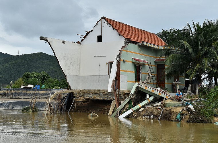 Thủ tướng Nguyễn Xuân Phúc thị sát vùng lũ Bình Định ảnh 3