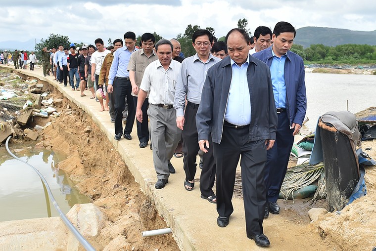 Thủ tướng Nguyễn Xuân Phúc thị sát vùng lũ Bình Định ảnh 4