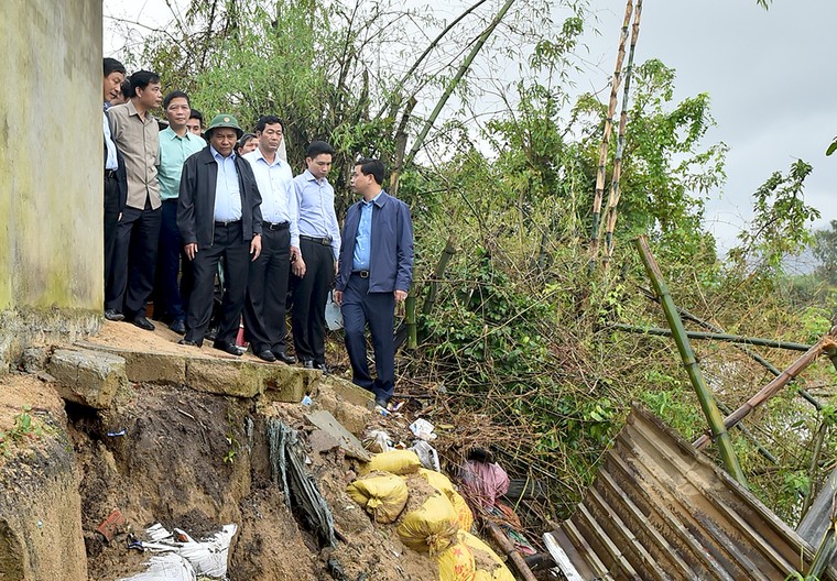 Thủ tướng Nguyễn Xuân Phúc thị sát vùng lũ Bình Định ảnh 6