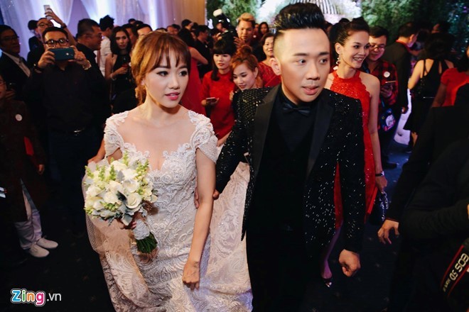 Trấn Thành và Hari Won ôm nhau khóc trong lễ cưới ảnh 15
