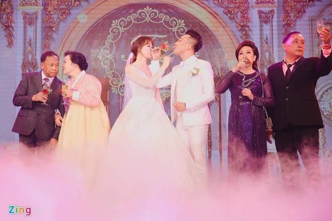 Trấn Thành và Hari Won ôm nhau khóc trong lễ cưới ảnh 4