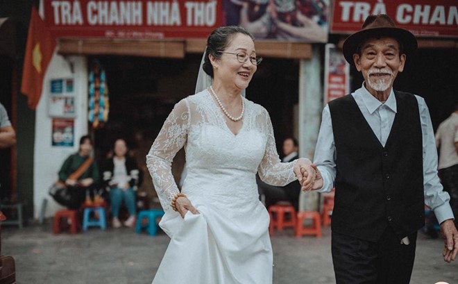 Ảnh cưới 50 năm gây chú ý của nghệ sĩ già Mai Ngọc Căn ảnh 1