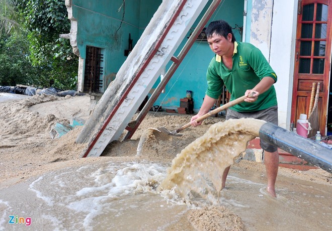 Lũ lịch sử quét qua, nhà dân biến thành sông sâu ảnh 2