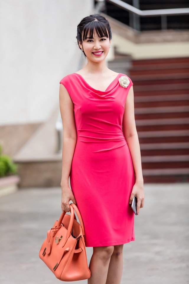 Hoa hậu Thu Thuỷ đẹp rực rỡ trong vai trò MC Thời sự ảnh 1