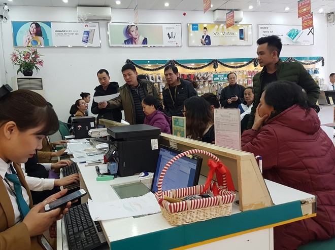 Người Hà Nội xếp hàng đổi SIM 4G trước Tết ảnh 1