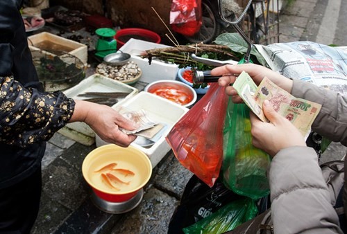 Sắm Tết ở 'chợ nhà giàu' giữa phố cổ Hà Nội ảnh 6