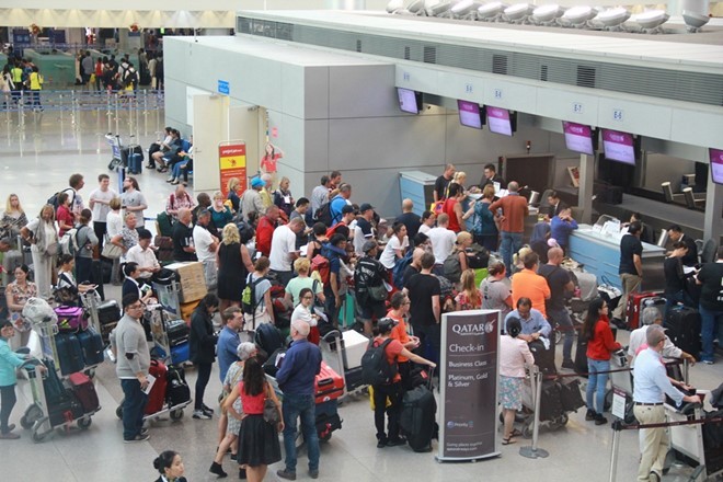 Du khách xem hội đua thuyền mừng xuân mới ở huyện đảo Lý Sơn. ảnh 1