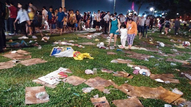 Tìm đủ cách dẹp nạn xả rác, tiểu bậy ở Sài Gòn ảnh 1