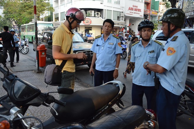 Đề xuất phạt 2 triệu đồng người đàn ông tiểu bậy ở quận 1 ảnh 1