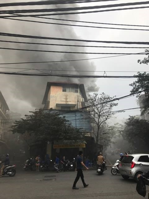 Cháy lớn ở phố Bát Đàn, khói đen kín trời ảnh 1