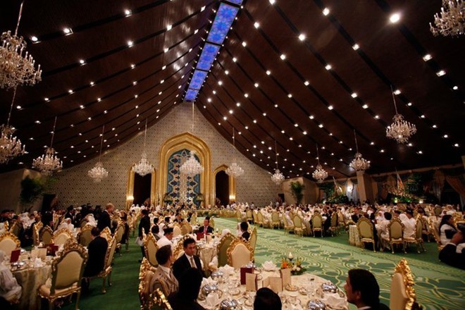 Cách giới siêu giàu trên thế giới tiêu hàng tỷ USD ảnh 2