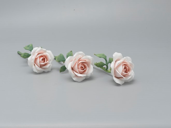Hoa hồng sứ - quà tặng độc đáo cho dịp 8/3 ảnh 1