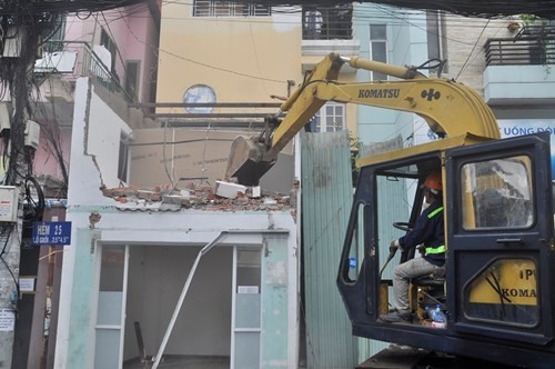 Ông Đoàn Ngọc Hải bị xô đẩy trong lúc yêu cầu đập trụ sở khu phố ảnh 1