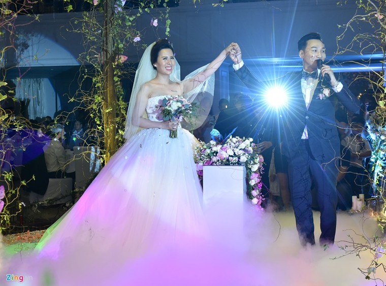 MC Thành Trung và vợ 9X ký hợp đồng, kê khai tài sản ở hôn lễ ảnh 6