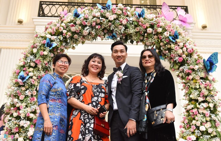 MC Thành Trung và vợ 9X ký hợp đồng, kê khai tài sản ở hôn lễ ảnh 3