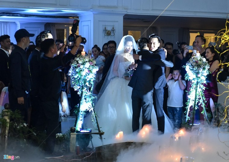 MC Thành Trung và vợ 9X ký hợp đồng, kê khai tài sản ở hôn lễ ảnh 4