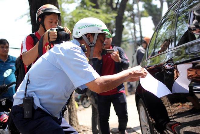 Quận 1 tháo niêm phong, không cẩu xe ngoại giao đậu chiếm vỉa hè ảnh 1