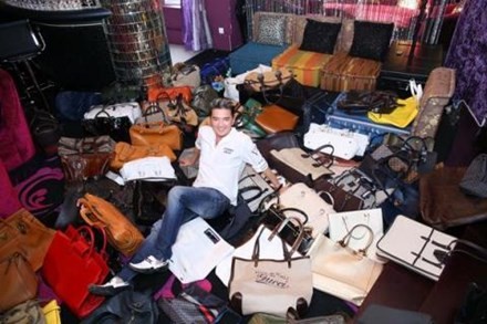 Hậu trả nợ cho mẹ, Mr Đàm rao bán túi hàng hiệu ảnh 1