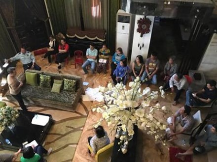 Hậu trả nợ cho mẹ, Mr Đàm rao bán túi hàng hiệu ảnh 2