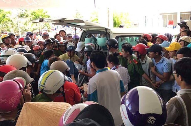 Phút tàu lật hất 40 người xuống sông Gành Hào ảnh 1