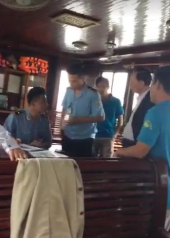 Đoàn khách 22 người bị giữ trên vịnh Hạ Long ảnh 1