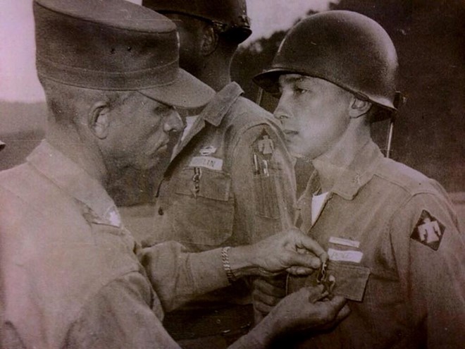 Chuyến bay đến Hàn đầy cảm xúc công tư của phó tổng thống Mỹ ảnh 1