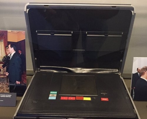 Chiếc valy hạt nhân quyền lực của tổng thống Nga ảnh 1