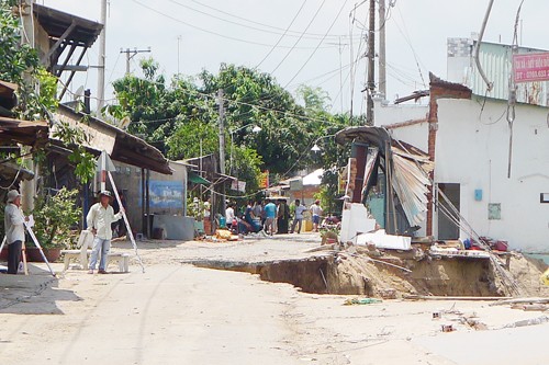 Sạt lở bủa vây người dân miền Tây ảnh 1