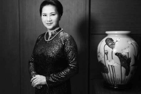 Chủ tịch quốc hội Kim Ngân trong áo dài Võ Việt Chung ảnh 1