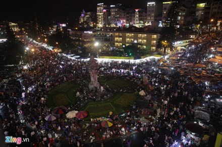 Các điểm du lịch quá tải từ Nam chí Bắc, từ bãi biển lên phố núi ảnh 1