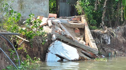 Lở sâu trên Sông Tiền, nhà cửa chực chờ bị nuốt trọn ảnh 1