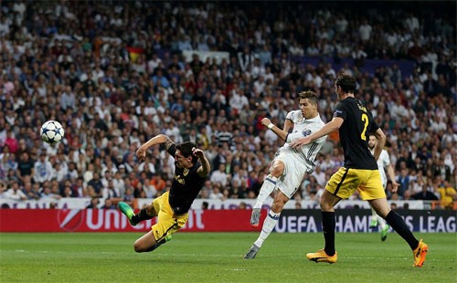 Ronaldo lập hat-trick, Real đặt một chân vào chung kết Champions League ảnh 1