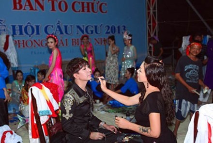 Những sự cố diễn tỉnh của sao Việt ảnh 1