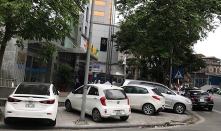 Hà Nội: Cắm cọc sắt biến vỉa hè thành lãnh địa riêng ảnh 1