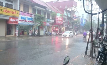 Nhiều đường ở Hà Nội ngập nặng, ùn tắc sau cơn mưa lớn ảnh 1