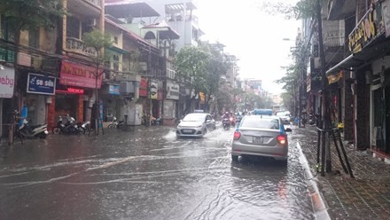 Nhiều đường ở Hà Nội ngập nặng, ùn tắc sau cơn mưa lớn ảnh 4