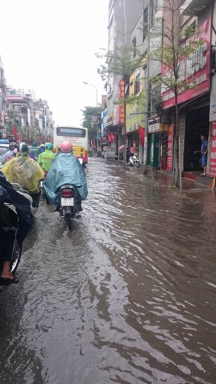 Nhiều đường ở Hà Nội ngập nặng, ùn tắc sau cơn mưa lớn ảnh 7