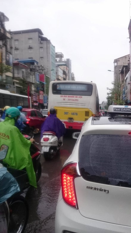 Nhiều đường ở Hà Nội ngập nặng, ùn tắc sau cơn mưa lớn ảnh 8