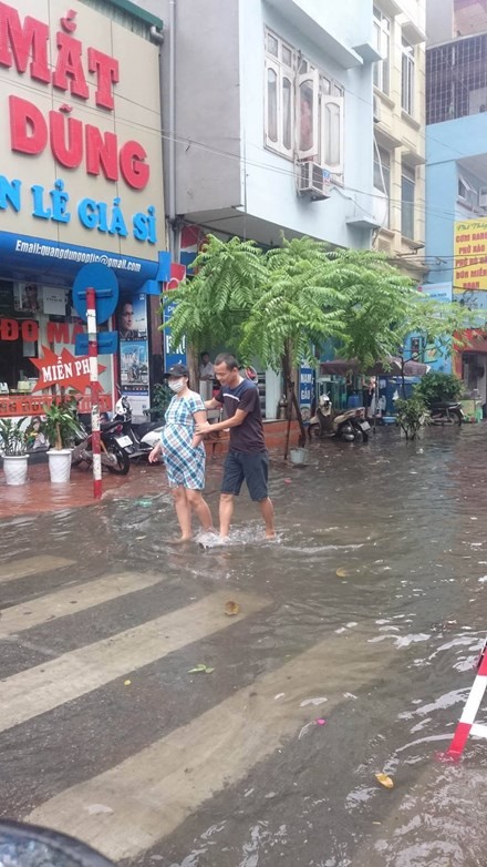 Nhiều đường ở Hà Nội ngập nặng, ùn tắc sau cơn mưa lớn ảnh 9