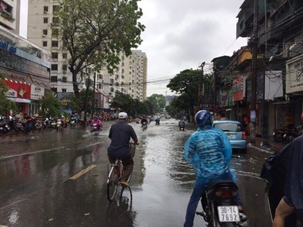 Nhiều đường ở Hà Nội ngập nặng, ùn tắc sau cơn mưa lớn ảnh 10