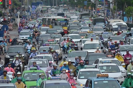 Nhiều đường ở Hà Nội ngập nặng, ùn tắc sau cơn mưa lớn ảnh 11