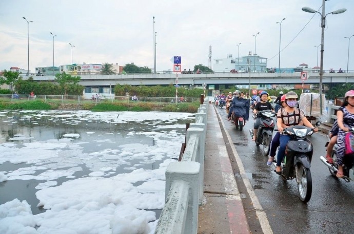 'Tuyết' phủ trắng kênh sau cơn mưa lớn ở TP.HCM ảnh 1
