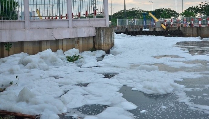 'Tuyết' phủ trắng kênh sau cơn mưa lớn ở TP.HCM ảnh 3