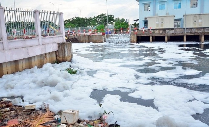 'Tuyết' phủ trắng kênh sau cơn mưa lớn ở TP.HCM ảnh 4