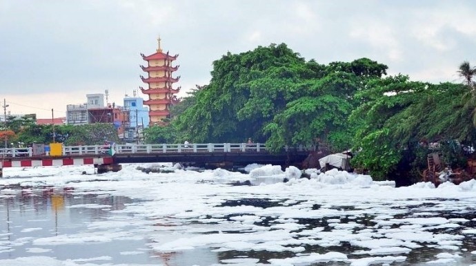 'Tuyết' phủ trắng kênh sau cơn mưa lớn ở TP.HCM ảnh 5